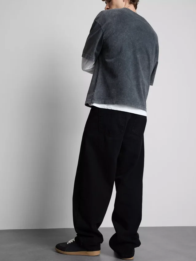 Mid-rise baggy jeans