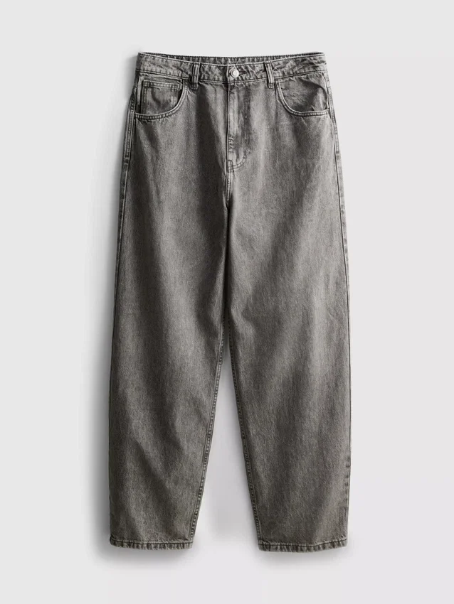 Mid-rise baggy jeans