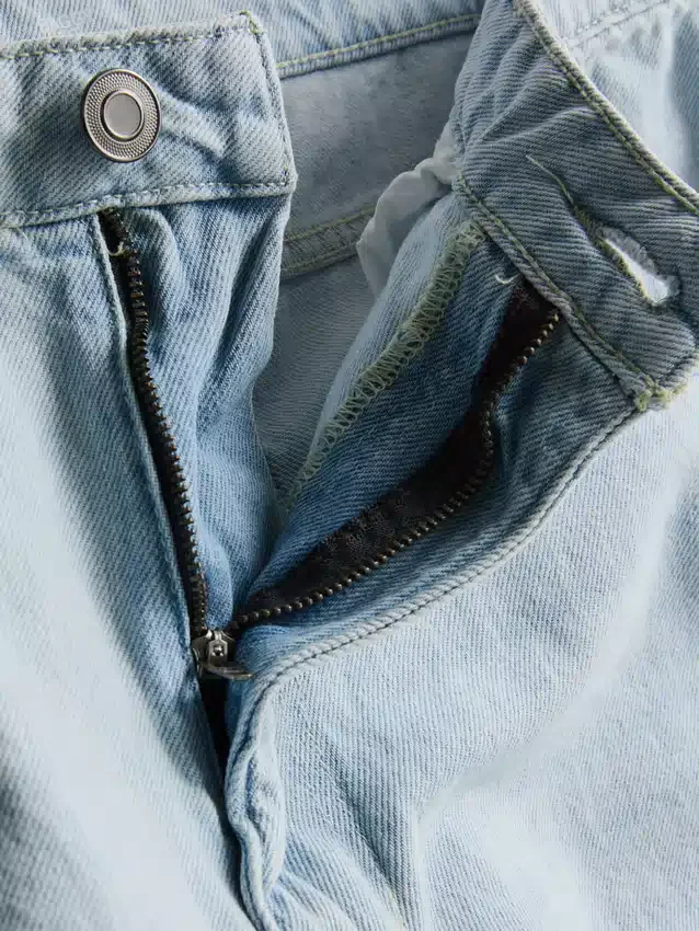 Mid-rise baggy jeans