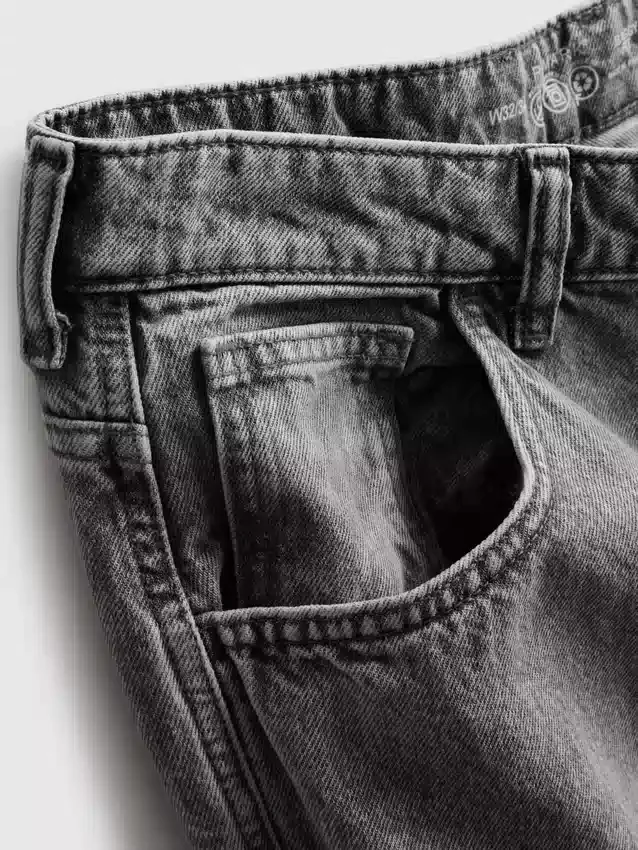 Mid-rise baggy jeans