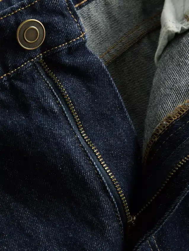 Mid-rise baggy jeans