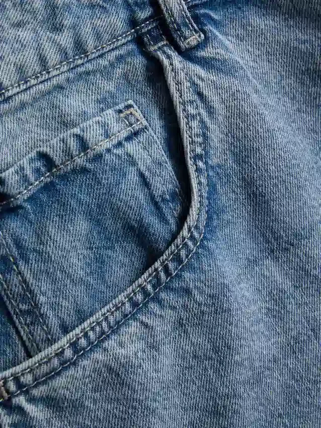 Mid-rise baggy jeans