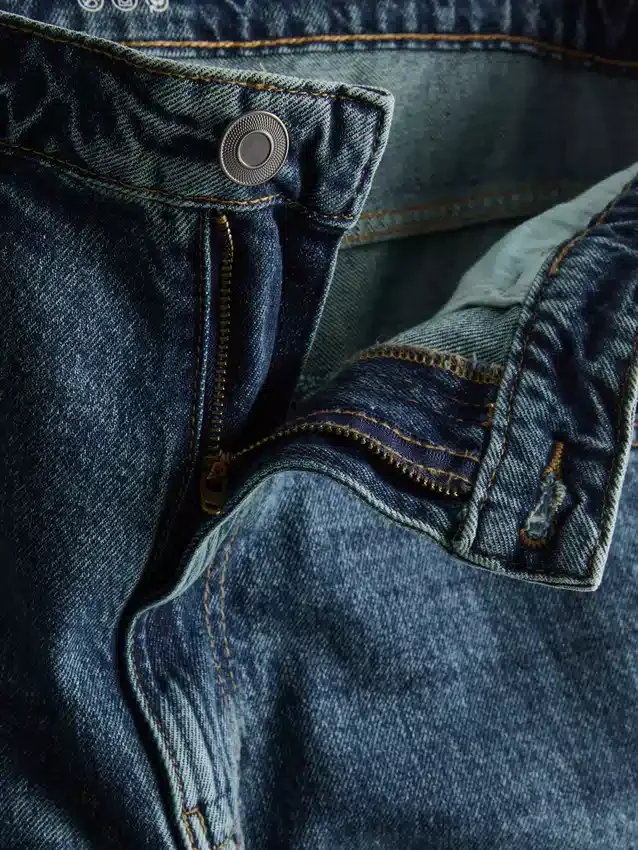 Mid-rise baggy jeans