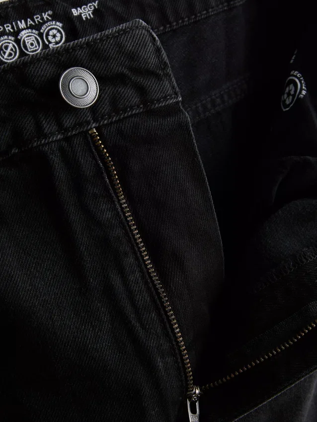Mid-rise baggy jeans