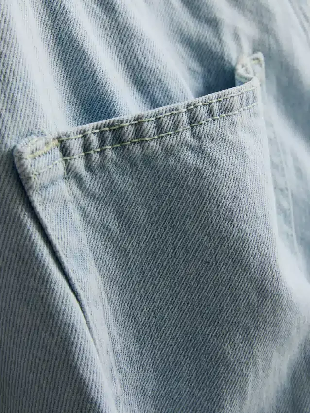 Mid-rise baggy jeans