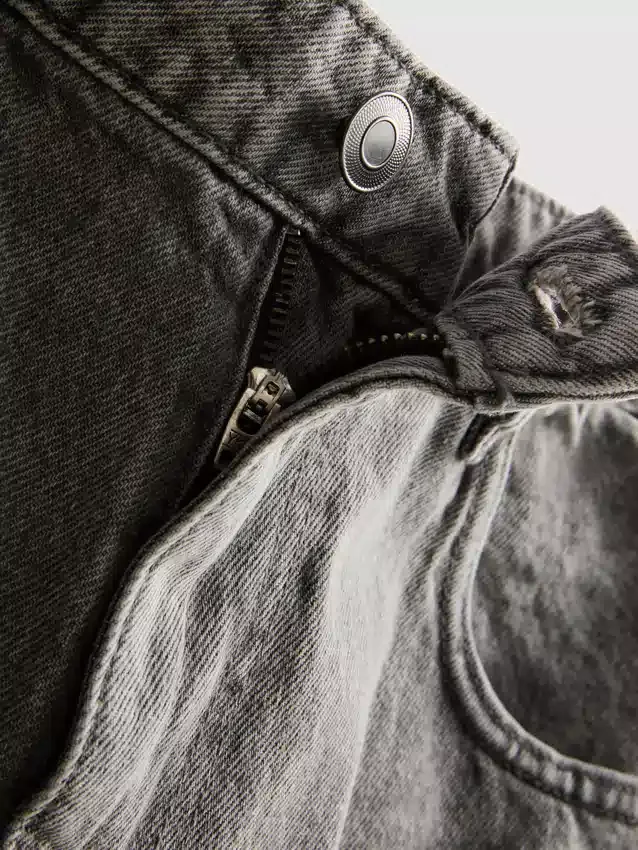 Mid-rise baggy jeans