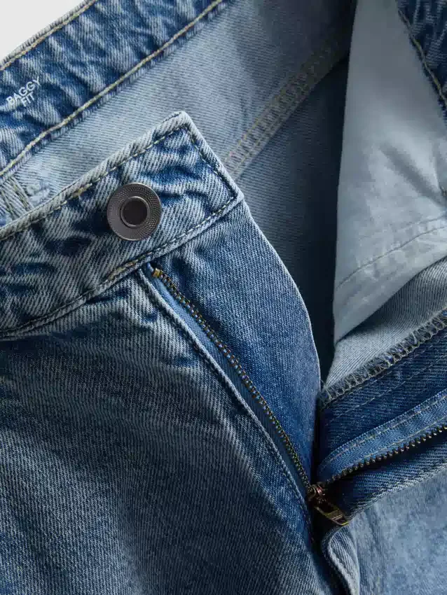 Mid-rise baggy jeans