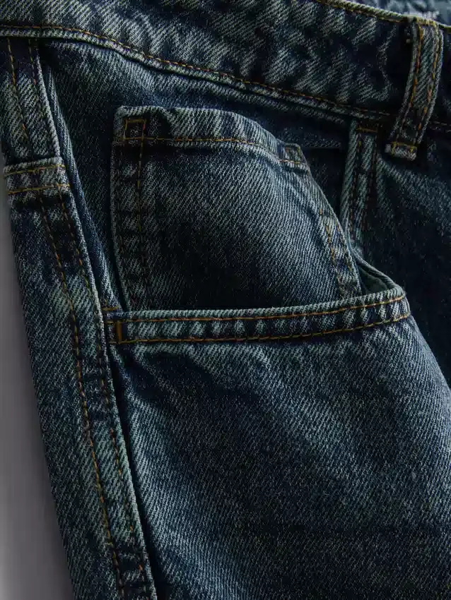 Mid-rise baggy jeans