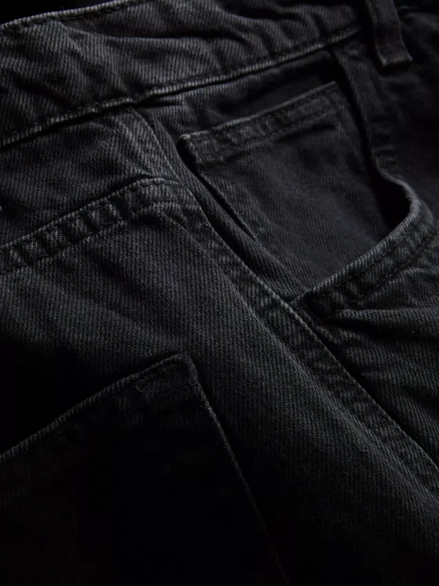 Mid-rise baggy jeans