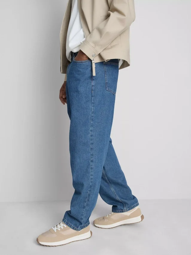 Mid-rise relaxed jeans
