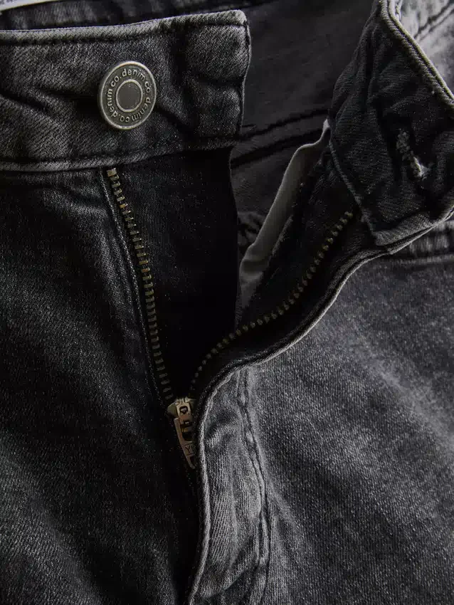 Mid-rise skinny jeans