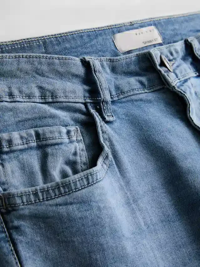 Mid-rise skinny jeans