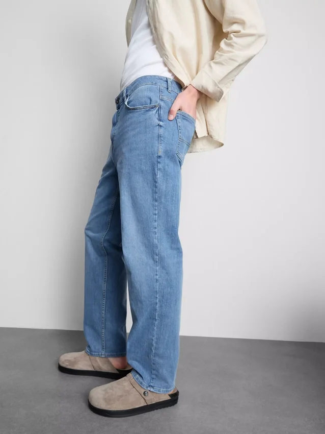 Mid-rise straight-leg jeans