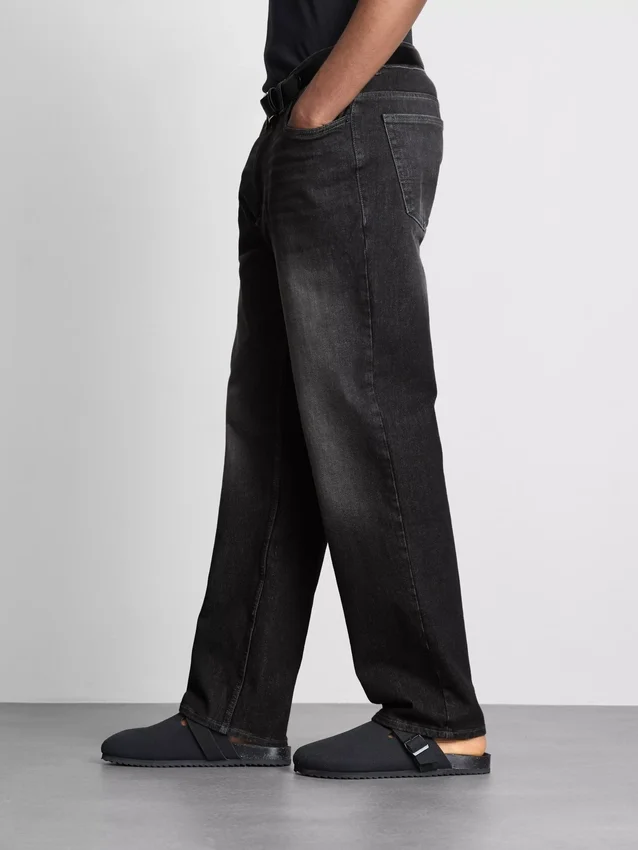 Mid-rise straight-leg jeans