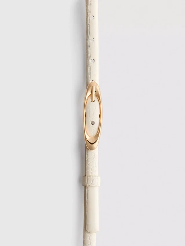 Oval buckle skinny belt