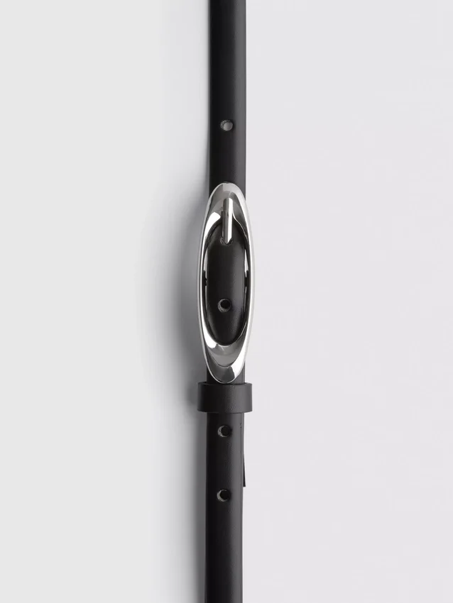 Oval buckle skinny belt
