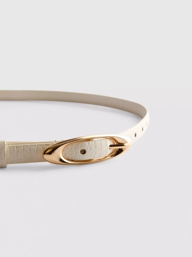Oval buckle skinny belt