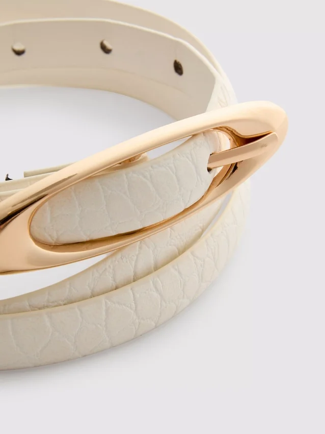 Oval buckle skinny belt