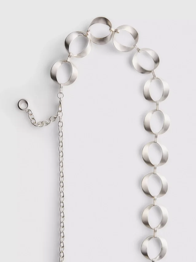 Oval link chain belt