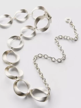 Oval link chain belt
