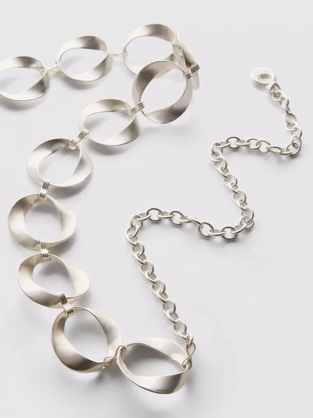 Oval link chain belt