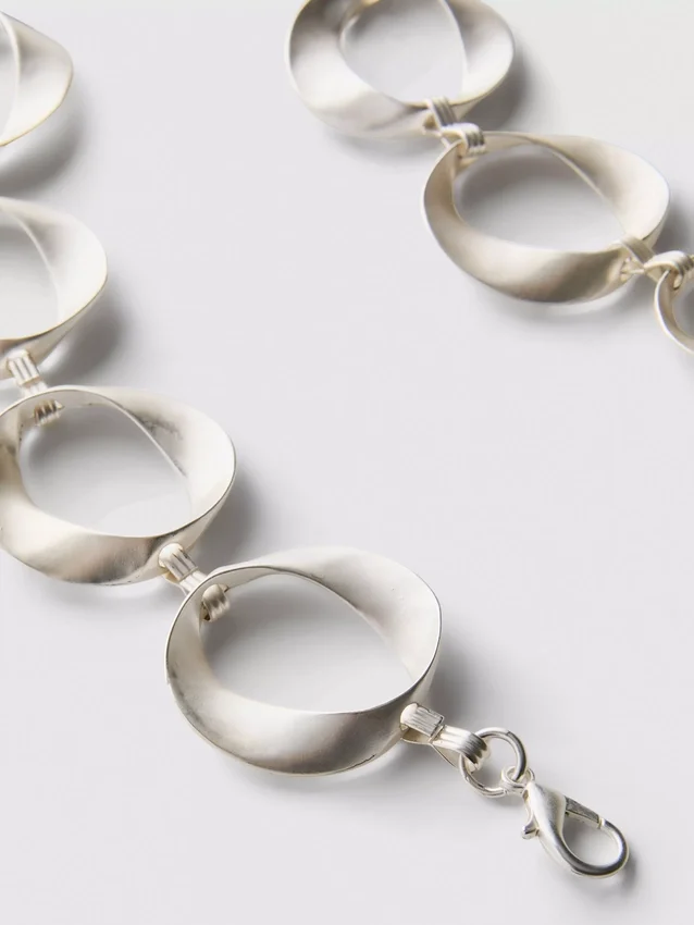 Oval link chain belt