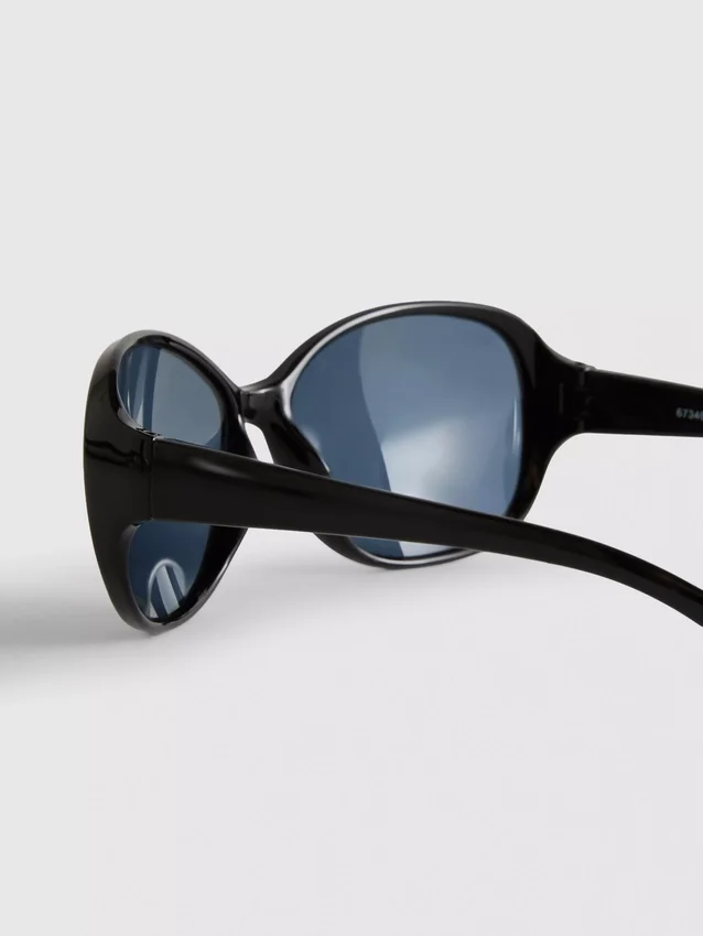 Oval sunglasses