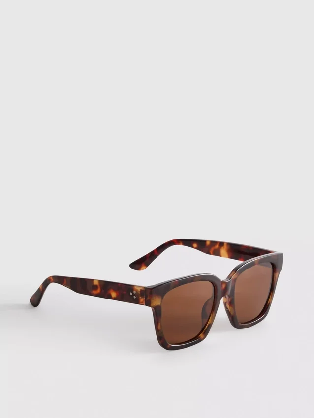 Oversized cat eye sunglasses