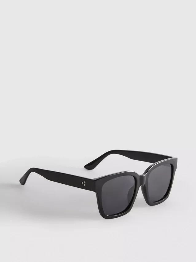 Oversized cat eye sunglasses