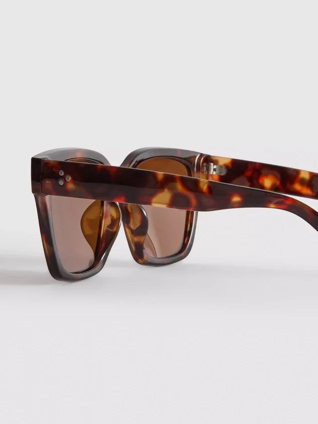 Oversized cat eye sunglasses
