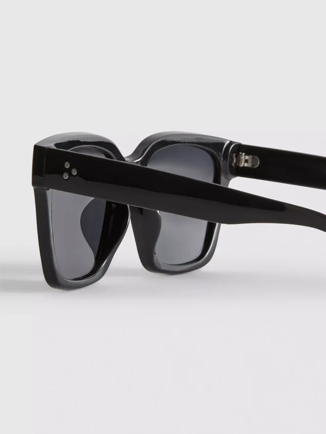 Oversized cat eye sunglasses