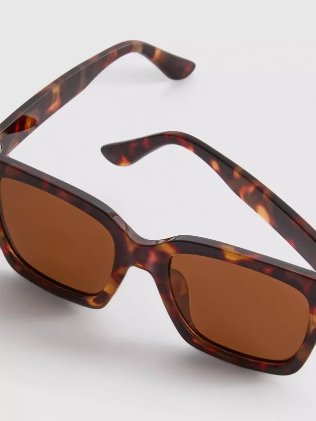Oversized cat eye sunglasses