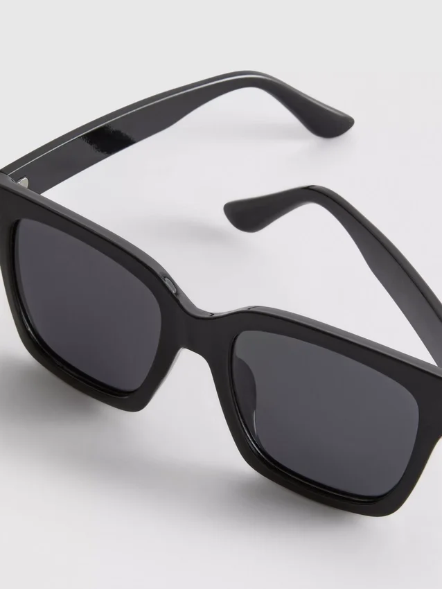 Oversized cat eye sunglasses