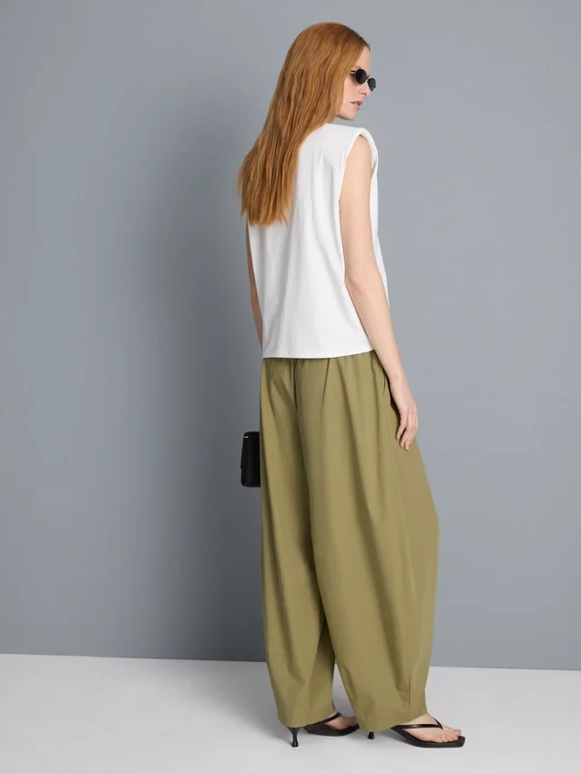Paper-touch pleated barrel-leg pants