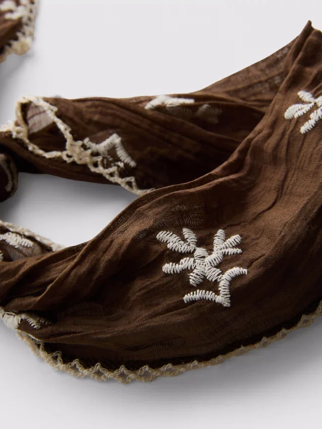 Paula echevarría embroidered scarf