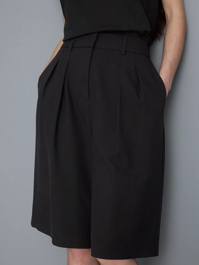 Pleated bermuda shorts