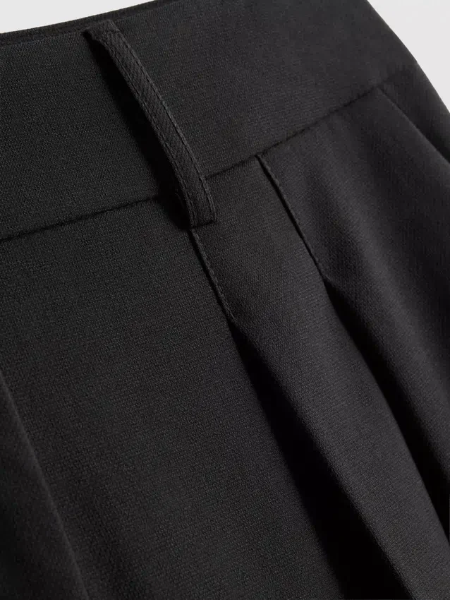 Pleated bermuda shorts