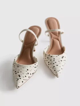 Polka dot pointed pumps