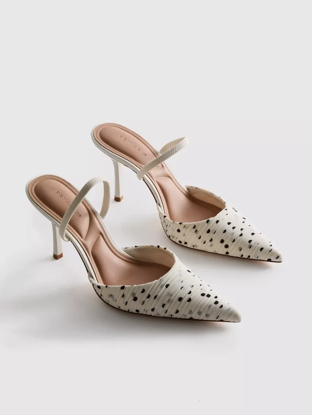 Polka dot pointed pumps