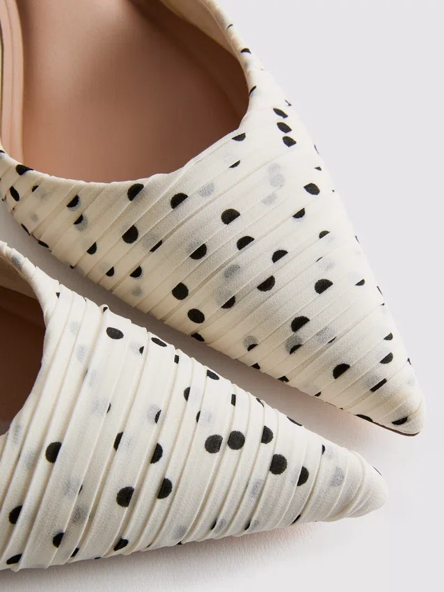 Polka dot pointed pumps
