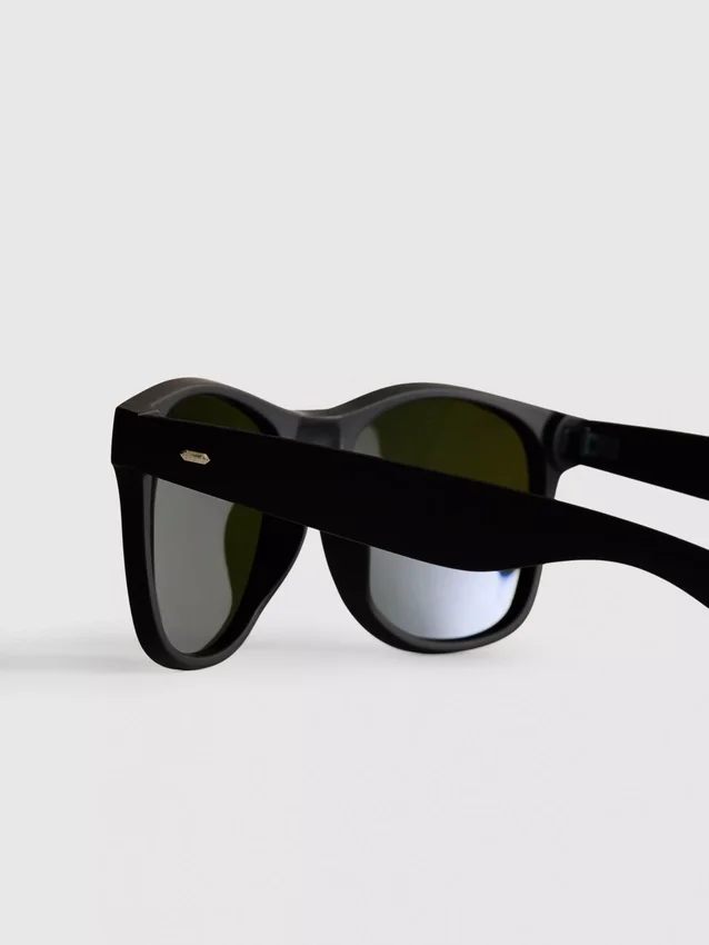 Rectangular mirrored sunglasses