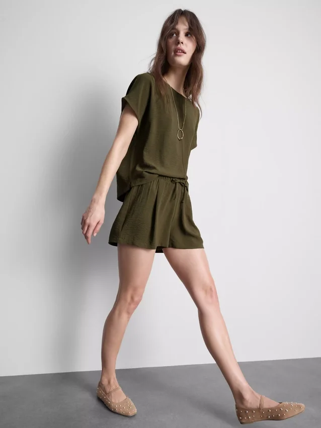 Relaxed round neck air flow tee