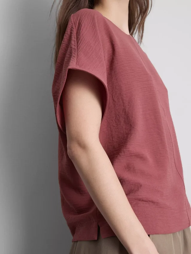 Relaxed round neck air flow tee
