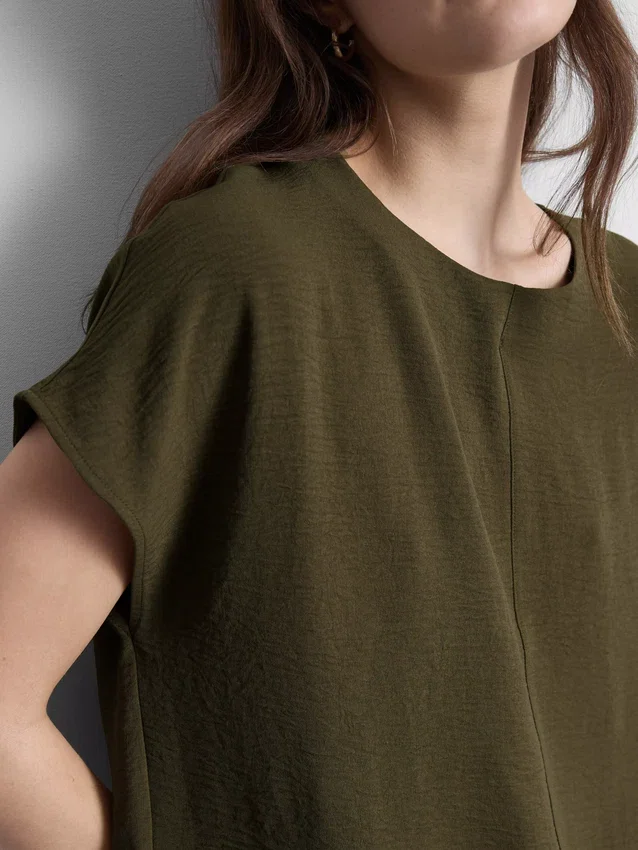 Relaxed round neck air flow tee