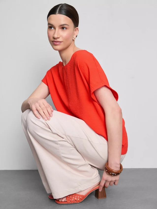 Relaxed round neck air flow tee