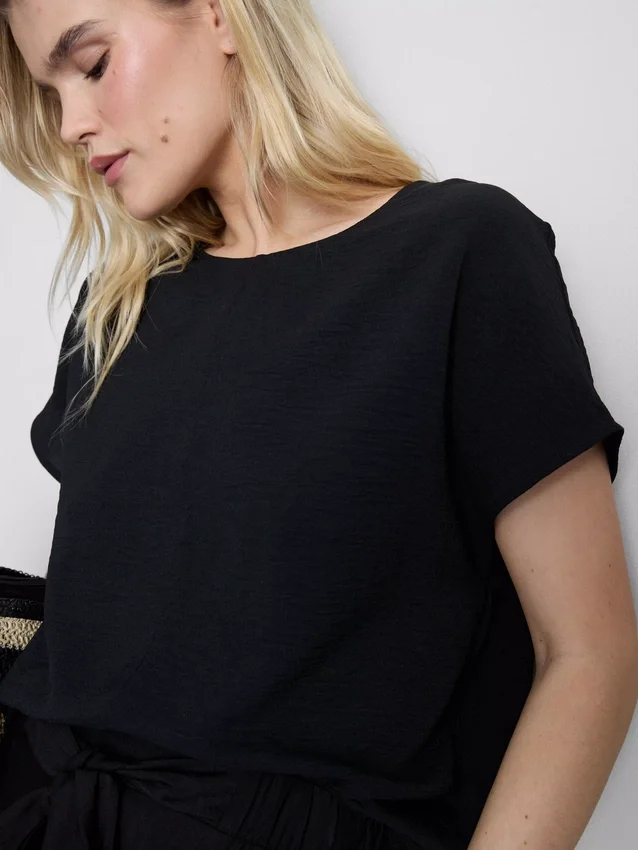 Relaxed round neck air flow tee
