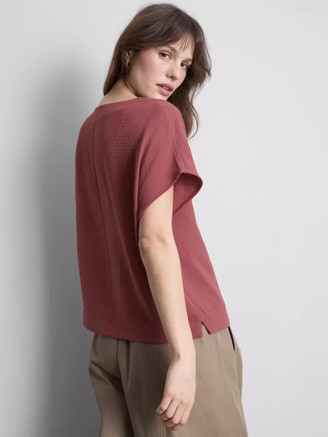 Relaxed round neck air flow tee