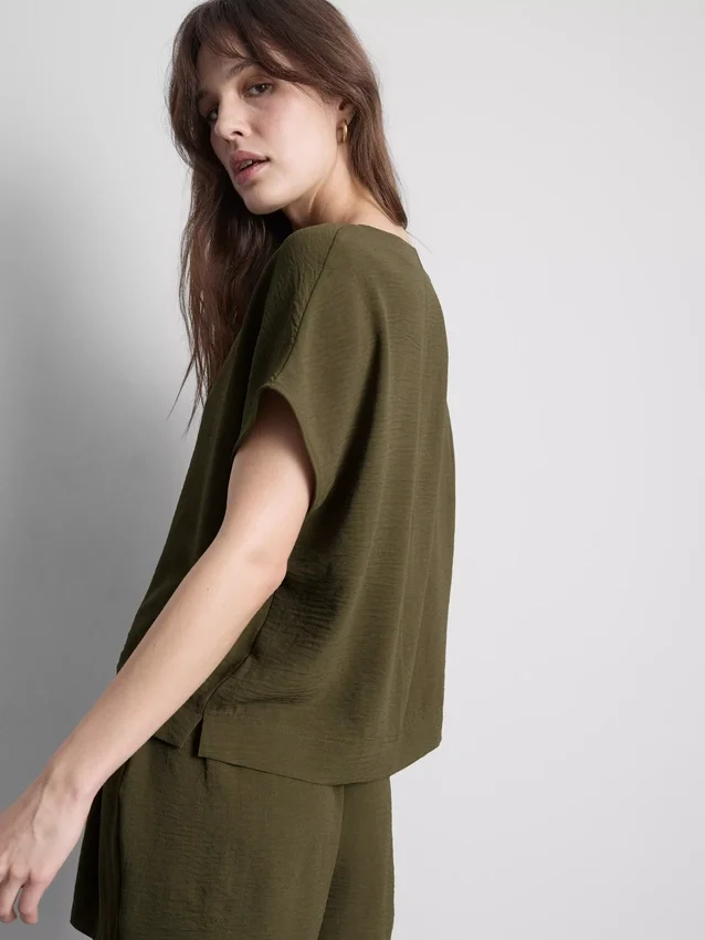 Relaxed round neck air flow tee