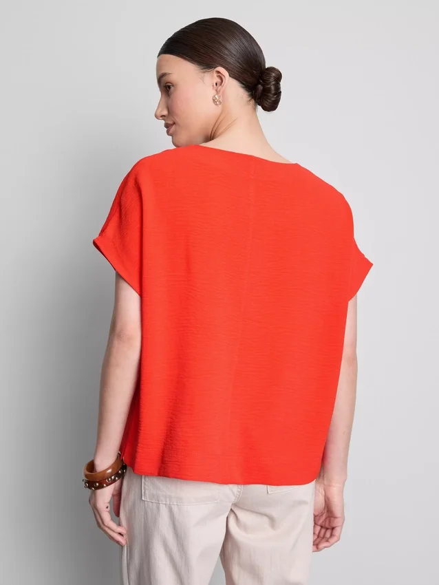Relaxed round neck air flow tee