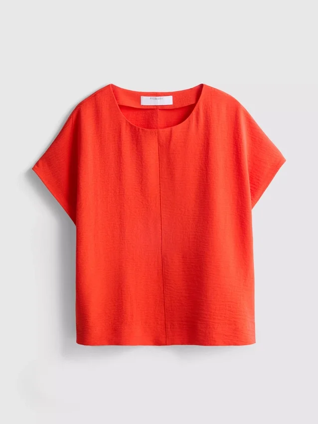 Relaxed round neck air flow tee